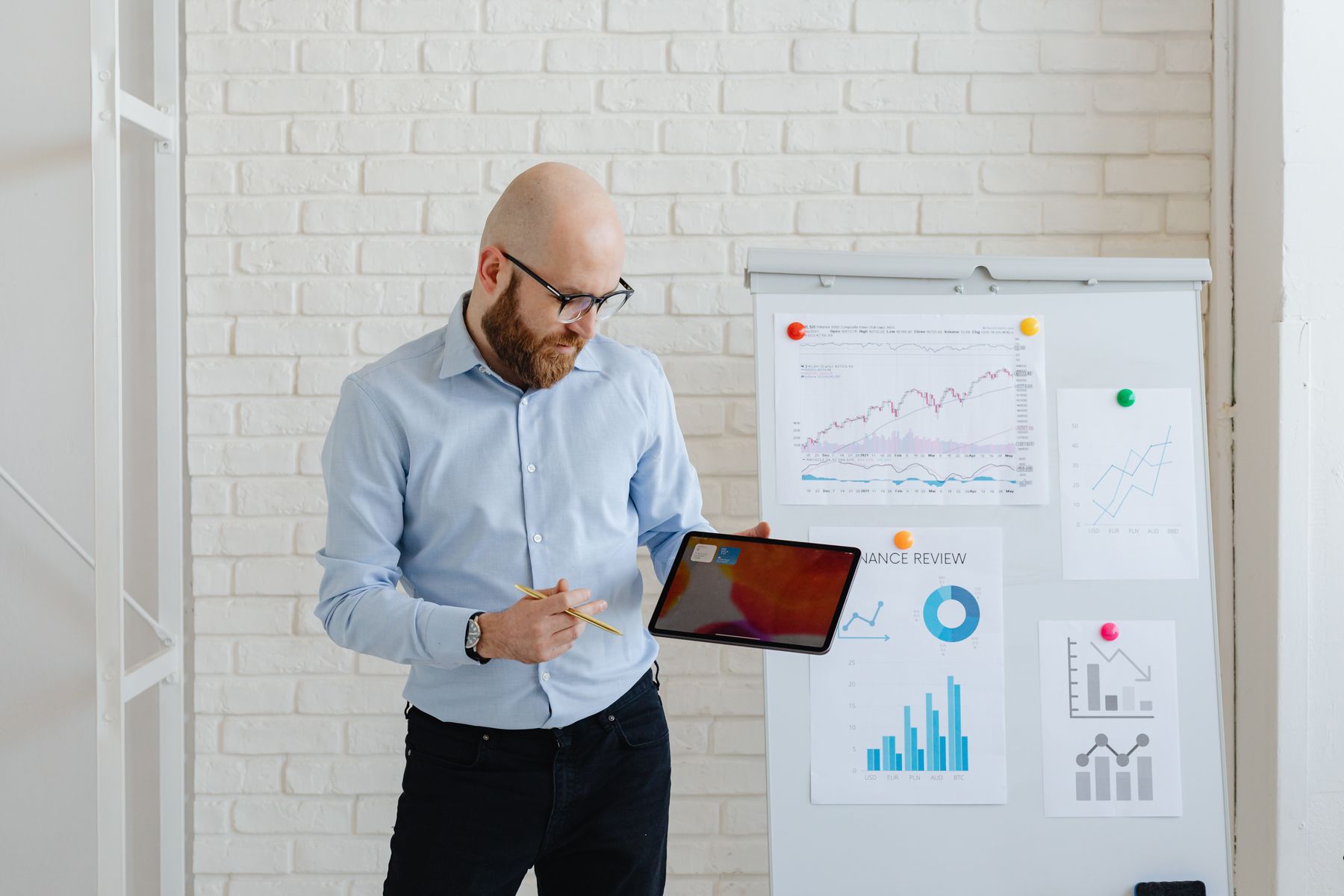 Trainer presenting business process and reporting charts during an enterprise software session